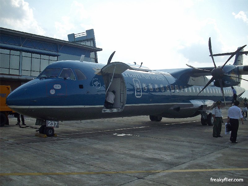 Vietnam AIrlines ATR72-500 AT Dong Hoi Airport