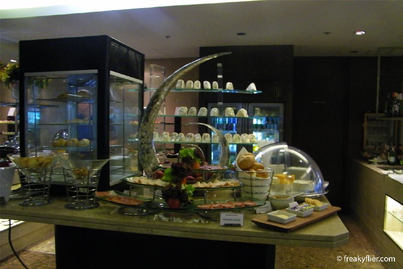 Singapore Airlines Krislounge - Cheese platters and petit fours