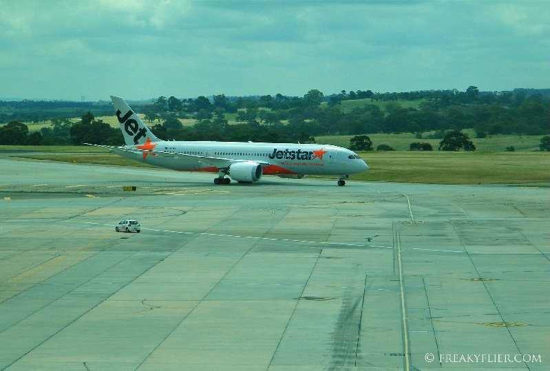 Jetstar's Boeing 787 Dreamliner arriving at Melbourne Airport