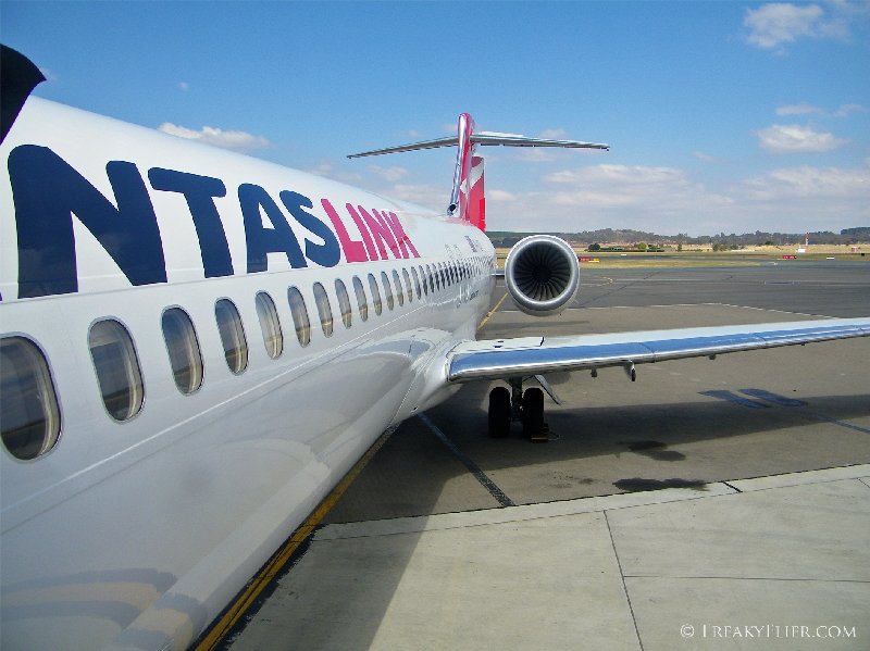 Boarding QantasLink Boeing 717 - VH-YQT