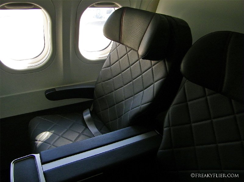 Business Class seat 3D on QANTASLINK Boeing 717-200 VH-YQV