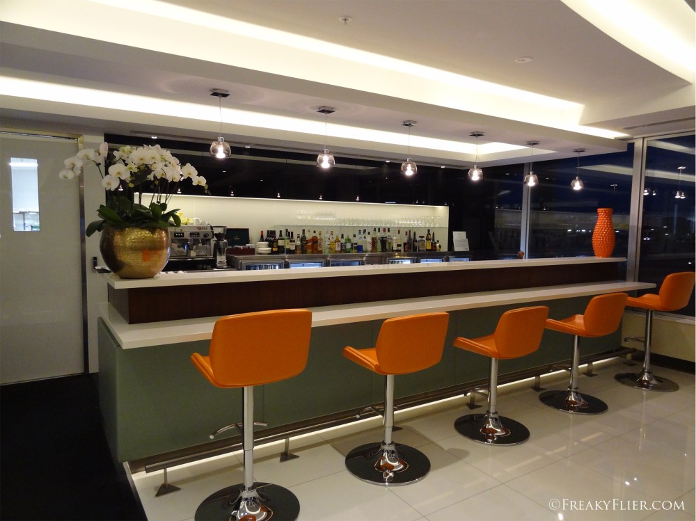 The main bar in the Etihad Lounge